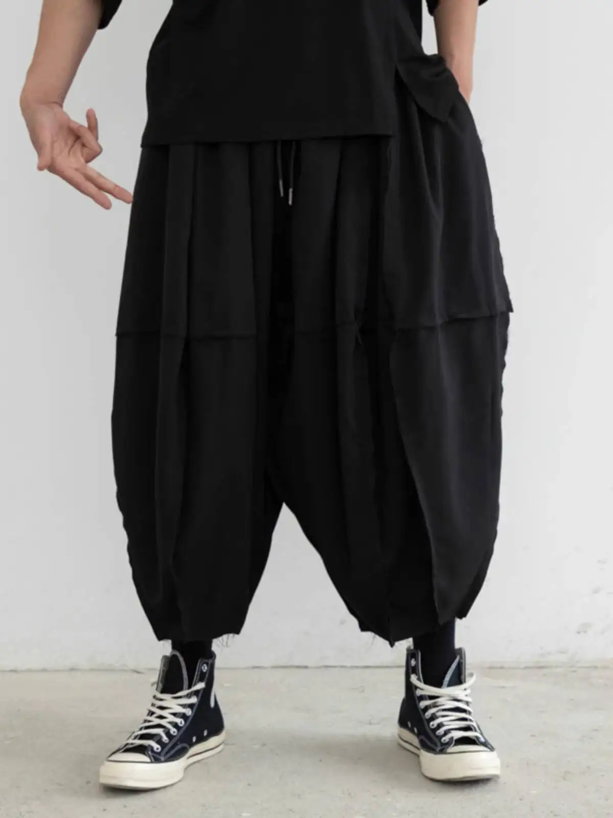 Мужские повседневные брюки свободного кроя, оригинальные, нишевые, дизайнерские, в японском стиле, рваные, укороченные, с широкими штанинами
Мужские повседневные брюки свободного кроя, оригинальные, нишевые, дизайнерские, в японском стиле, рваные, укороченные, с широкими штанинами