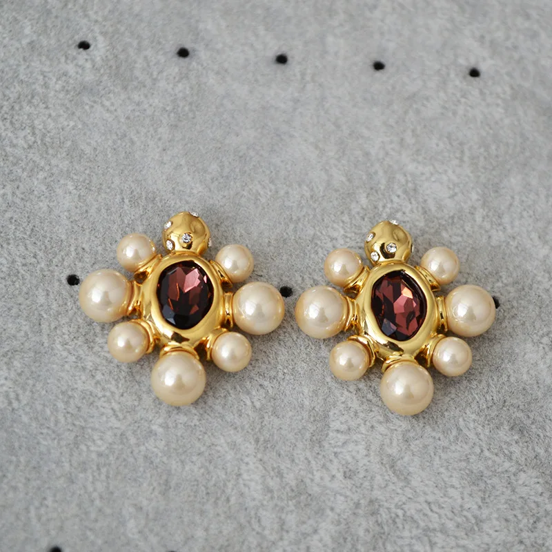 WT-MPE112 Оптовые серьги-гвоздики с жемчугом и кубическим цирконием в форме цветка для девочек, роскошные декоративные украшения на годовщину
WT-MPE112 Оптовые серьги-гвоздики с жемчугом и кубическим цирконием в форме цветка для девочек, роскошные декоративные украшения на годовщину