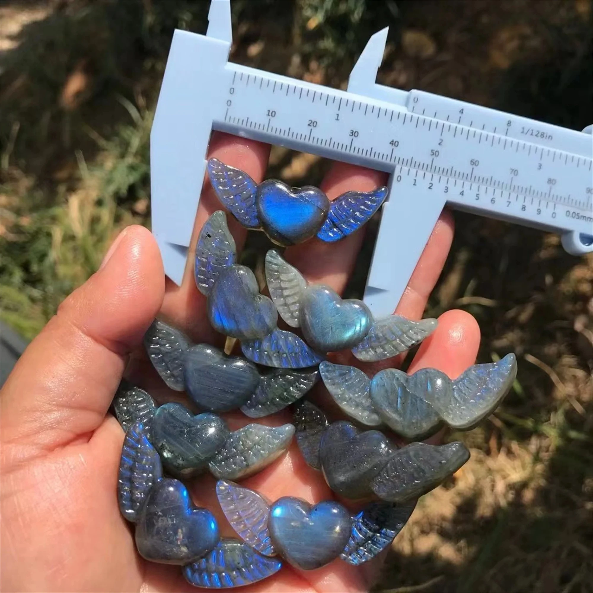 1pc Natural Labradorite Heart Crystal with Angel Wings - Bohemian Love Symbol Decor, Deep Blues & Blacks Iridescent Stone
1pc Natural Labradorite Heart Crystal with Angel Wings - Bohemian Love Symbol Decor, Deep Blues & Blacks Iridescent Stone