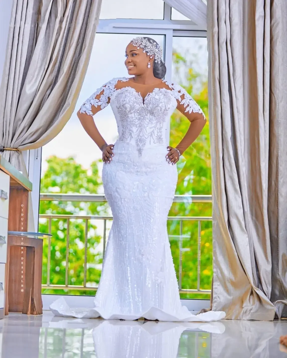 Customized Sheer Neck Shinny Crystals Appliques Wedding Dress For Bride African Arabic Garden Illusion Long Sleeve Bridal Gown
Customized Sheer Neck Shinny Crystals Appliques Wedding Dress For Bride African Arabic Garden Illusion Long Sleeve Bridal Gown