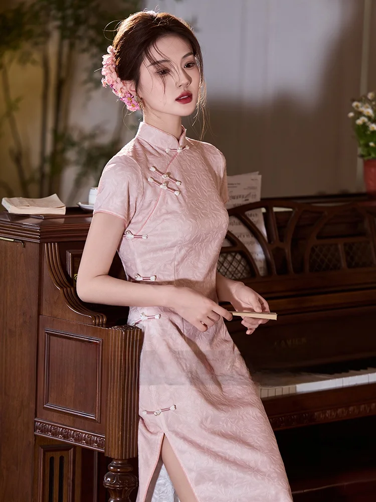 Розовое улучшенное ципао в стиле ретро, китайское, новое 2025 года, для повседневной носки, с коротким рукавом, с низким разрезом, средней длины, для женщин
Розовое улучшенное ципао в стиле ретро, китайское, новое 2025 года, для повседневной носки, с коротким рукавом, с низким разрезом, средней длины, для женщин