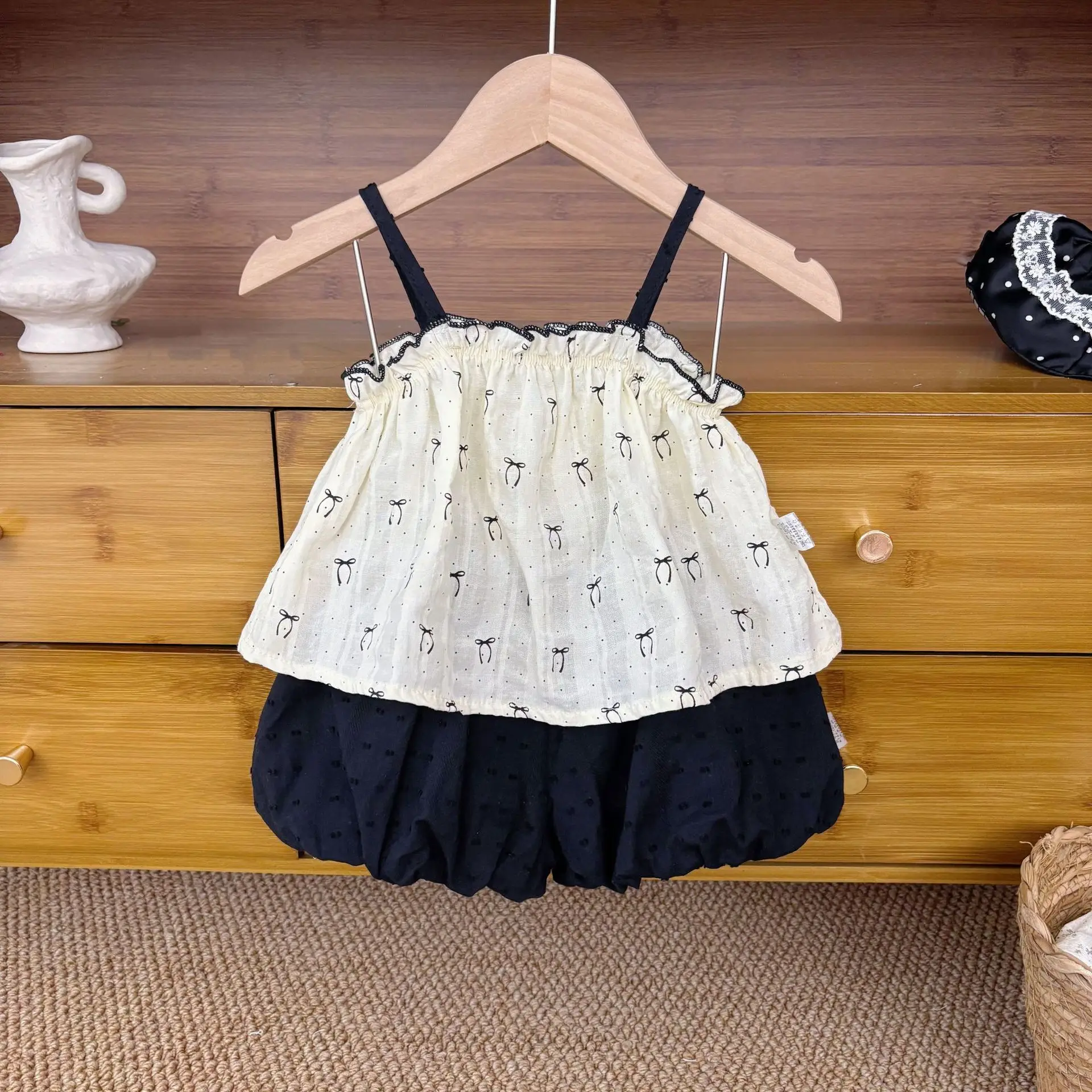 Summer New Girls' Summer Camisole Top and Shorts Set, Cute Two-piece Set with Thin Bow Print for Little Girls
Summer New Girls' Summer Camisole Top and Shorts Set, Cute Two-piece Set with Thin Bow Print for Little Girls
