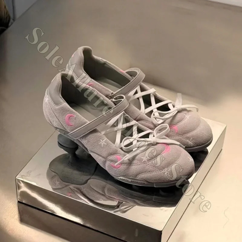 Women Gray Suede Moon Star Embroidery Mary Jane Pumps Thick Chunky Heel Lace Up Front Ballet Dance Pumps Y2K Cute Lady Pumps
Women Gray Suede Moon Star Embroidery Mary Jane Pumps Thick Chunky Heel Lace Up Front Ballet Dance Pumps Y2K Cute Lady Pumps