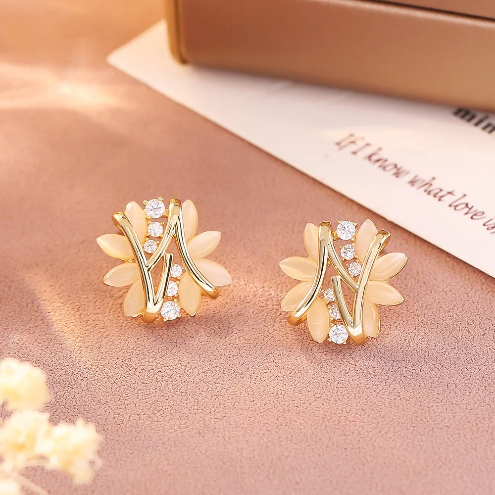 High-end cat-eye zircon earrings, light luxury, niche light luxury design earrings, fashionable, exquisite and versatile earring
High-end cat-eye zircon earrings, light luxury, niche light luxury design earrings, fashionable, exquisite and versatile earring