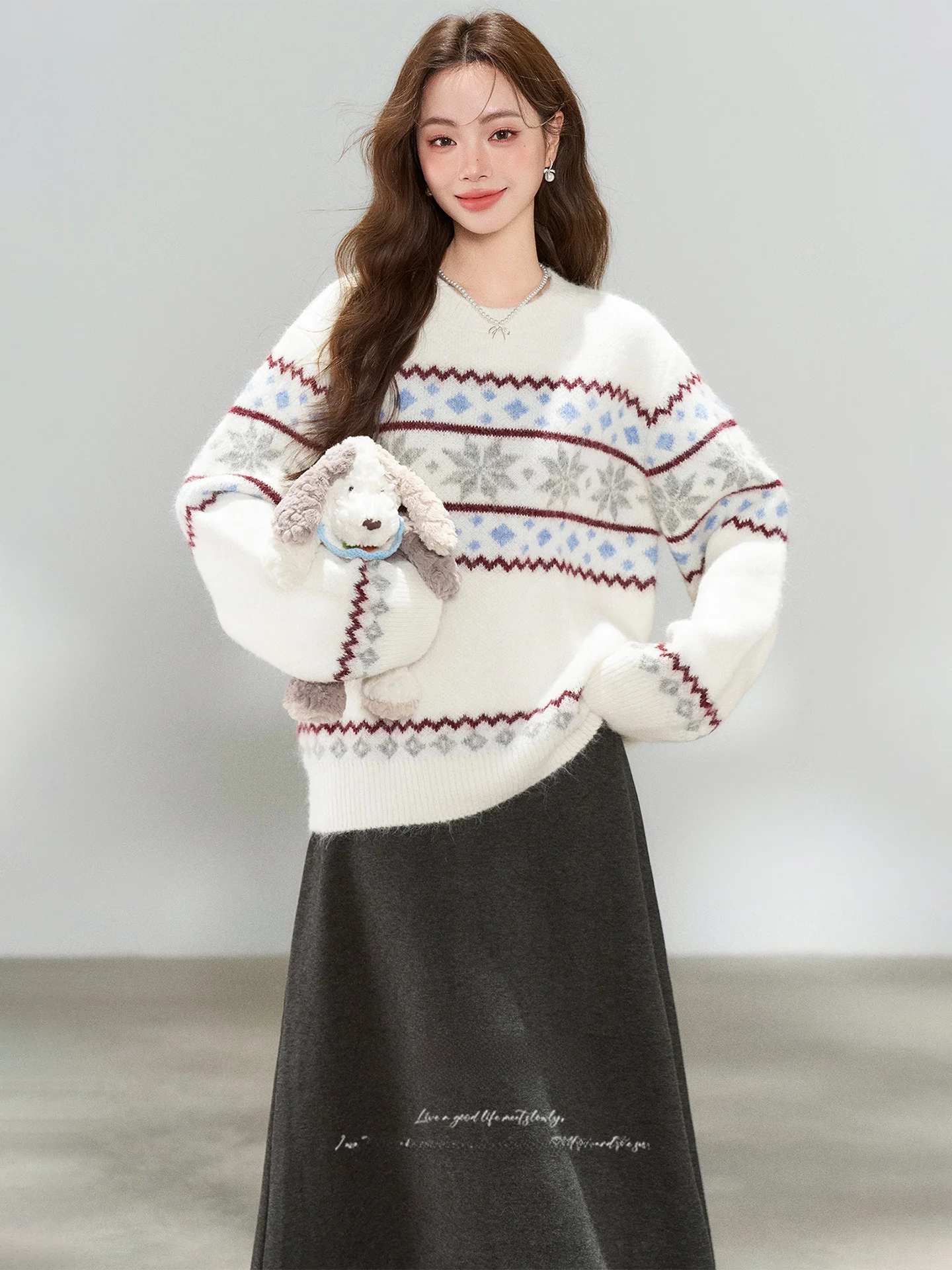 Новый зимний женский вязаный комплект: свитер и юбка с высокой талией, круглым вырезом, длинными рукавами, модный повседневный деловой костюм с цветочным узором
Новый зимний женский вязаный комплект: свитер и юбка с высокой талией, круглым вырезом, длинными рукавами, модный повседневный деловой костюм с цветочным узором