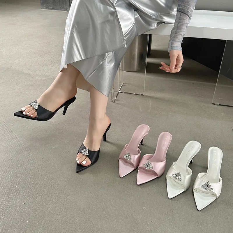 Новые женские элегантные розовые босоножки на шпильке с острым носком, украшенные стразами, из атласа, с открытым носком
Новые женские элегантные розовые босоножки на шпильке с острым носком, украшенные стразами, из атласа, с открытым носком