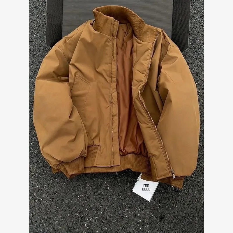 Мужская зимняя утепленная куртка Cleanfit American Style Flight Jacket из хлопка с воротником-стойкой, бейсбольный стиль, премиум-класс
Мужская зимняя утепленная куртка Cleanfit American Style Flight Jacket из хлопка с воротником-стойкой, бейсбольный стиль, премиум-класс
