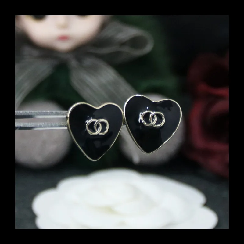 3110 Black Oil Dripping Light Luxury Fashion High-end Simple Temperament Versatile Double C Stud Earrings
3110 Black Oil Dripping Light Luxury Fashion High-end Simple Temperament Versatile Double C Stud Earrings