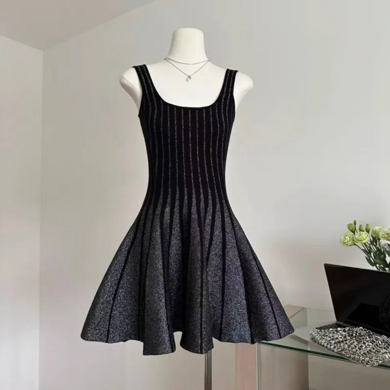 2025 Spring and Autumn New Style Silver Silk Waist Slimming Strap Dress Light Mature Knitted Short Skirt
2025 Spring and Autumn New Style Silver Silk Waist Slimming Strap Dress Light Mature Knitted Short Skirt