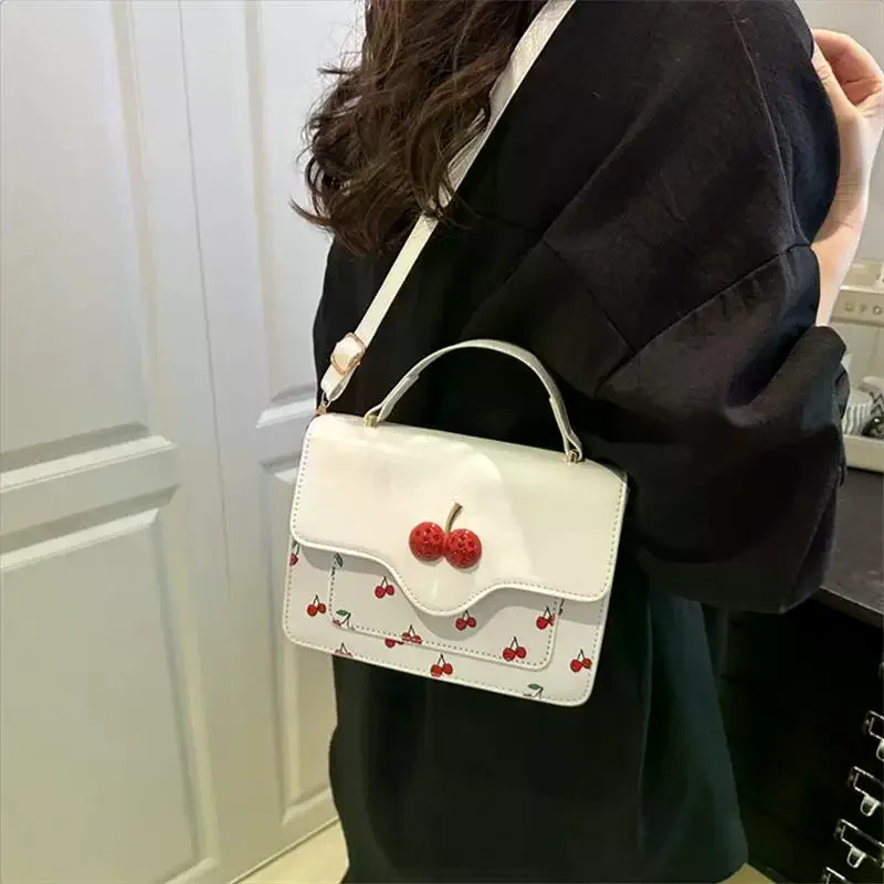 Большая вместительная сумка с вишневым принтом, милая сумка через плечо для повседневных поездок на работу, портативное хранилище, подарок через плечо для девочек
Большая вместительная сумка с вишневым принтом, милая сумка через плечо для повседневных поездок на работу, портативное хранилище, подарок через плечо для девочек