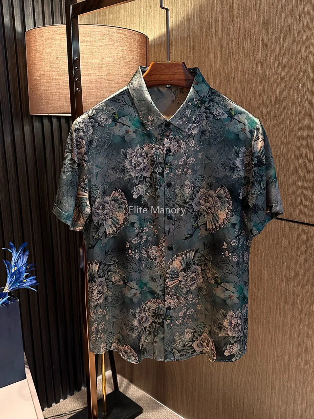 Summer new high-end full-printed flower silk trendy short-sleeved shirt
Summer new high-end full-printed flower silk trendy short-sleeved shirt