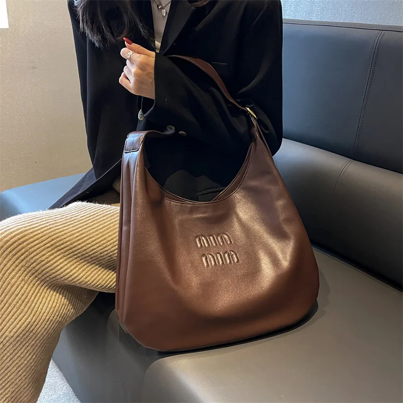 Trendy 2025 Hobo Shoulder Bag – Large Capacity Genuine Leather Purse | Elegant Retro Office Bag | Casual Versatile Handbag
Trendy 2025 Hobo Shoulder Bag – Large Capacity Genuine Leather Purse | Elegant Retro Office Bag | Casual Versatile Handbag