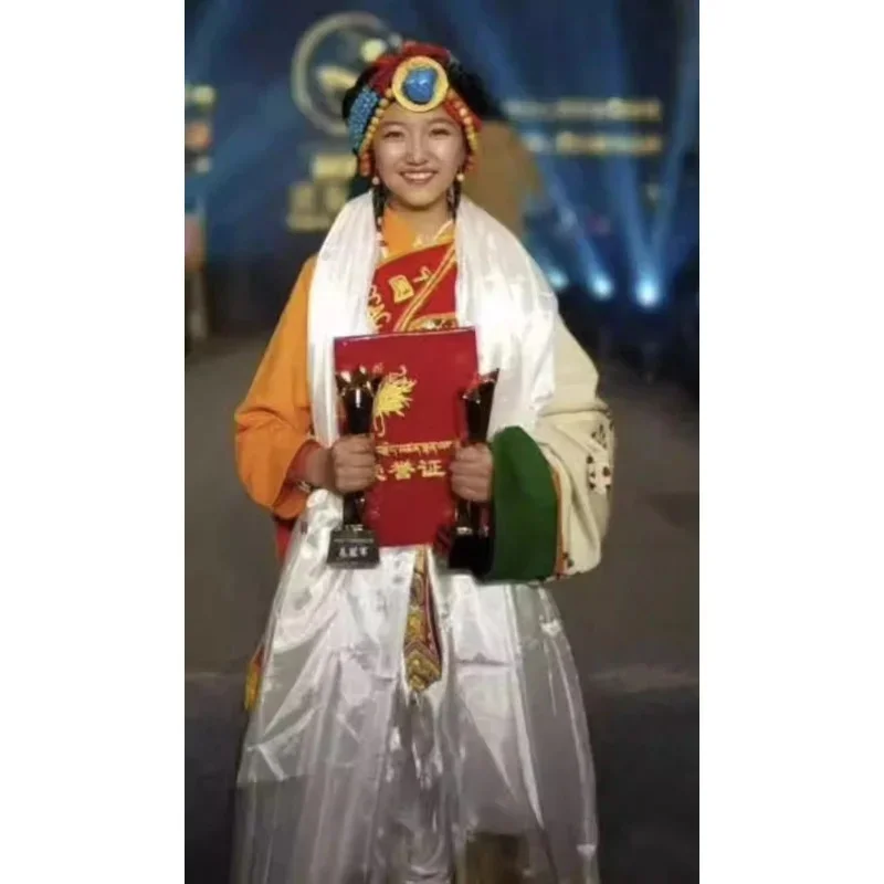 China Sichuan Ganzi Dege Headdress Gold-plated Pure Hand-inlay Turquoise Headdress
China Sichuan Ganzi Dege Headdress Gold-plated Pure Hand-inlay Turquoise Headdress