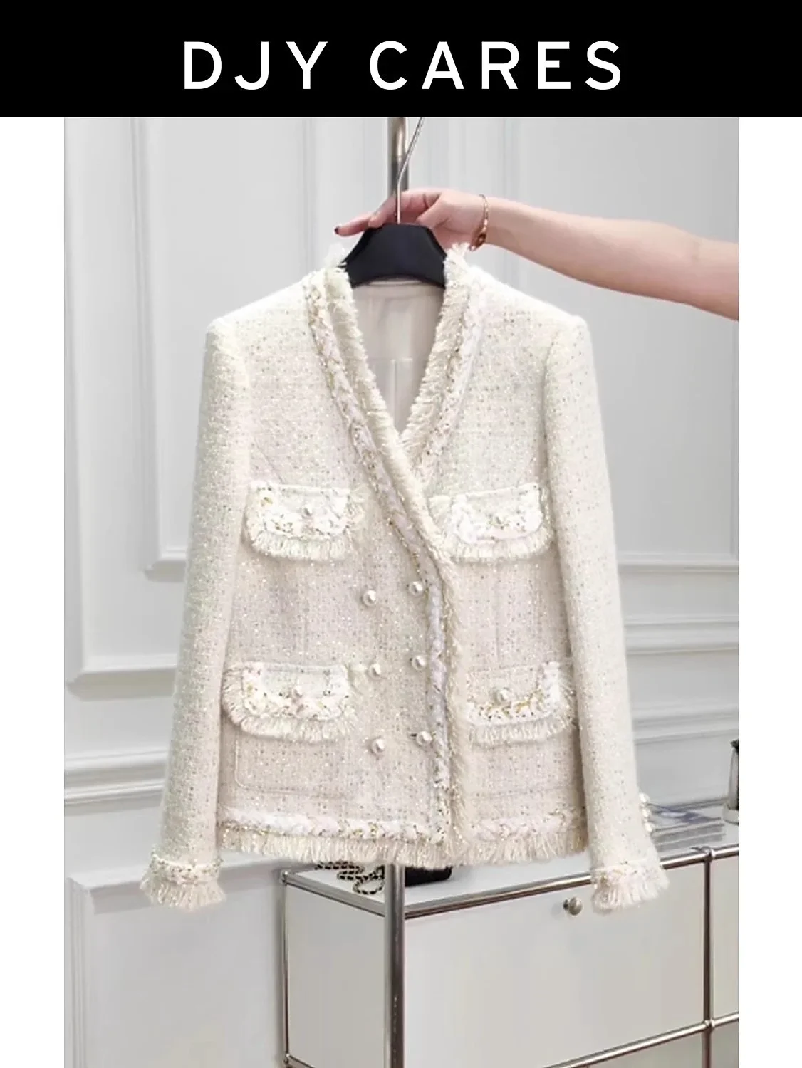 New Bold tweed V-neck gold beige top, fashionable tassel jacket
New Bold tweed V-neck gold beige top, fashionable tassel jacket