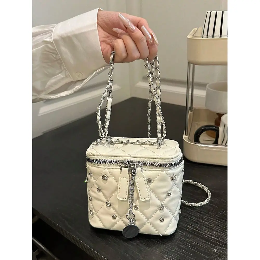 New Arrival Niche HighQuality Makeup Box, Mini Lipstick Bag For Women, Fashionable Handheld Crossbody Shiny Box Clutch
New Arrival Niche HighQuality Makeup Box, Mini Lipstick Bag For Women, Fashionable Handheld Crossbody Shiny Box Clutch