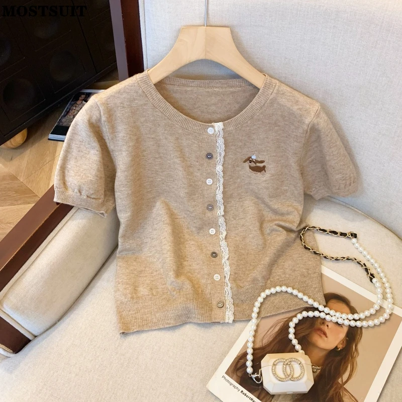 2025 Summer Korean Women's Sweater Cardigan Embroidery Lace Single-breasted Short Sleeve Tops Fashion Elegant Ladies Jumpers
2025 Summer Korean Women's Sweater Cardigan Embroidery Lace Single-breasted Short Sleeve Tops Fashion Elegant Ladies Jumpers