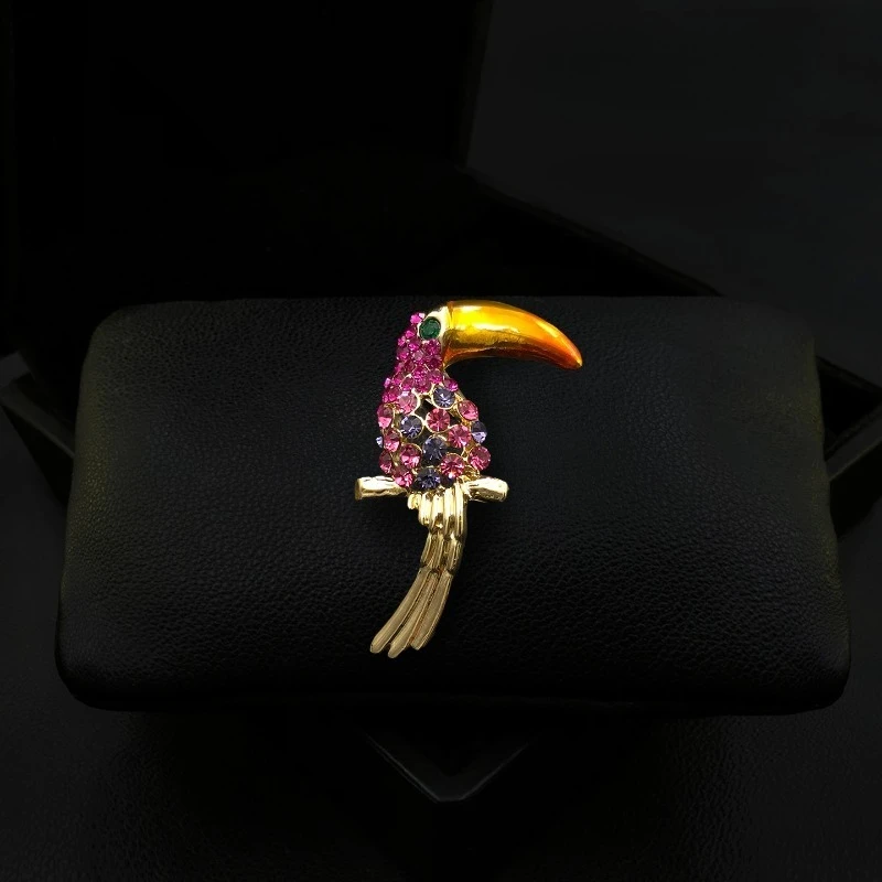 2080 Vintage Rhinestone Toucan Bird Brooch Lively Cute Animal Metal Lapel Pins Exquisite Accessory for Women Suit Jewelry Gifts
2080 Vintage Rhinestone Toucan Bird Brooch Lively Cute Animal Metal Lapel Pins Exquisite Accessory for Women Suit Jewelry Gifts