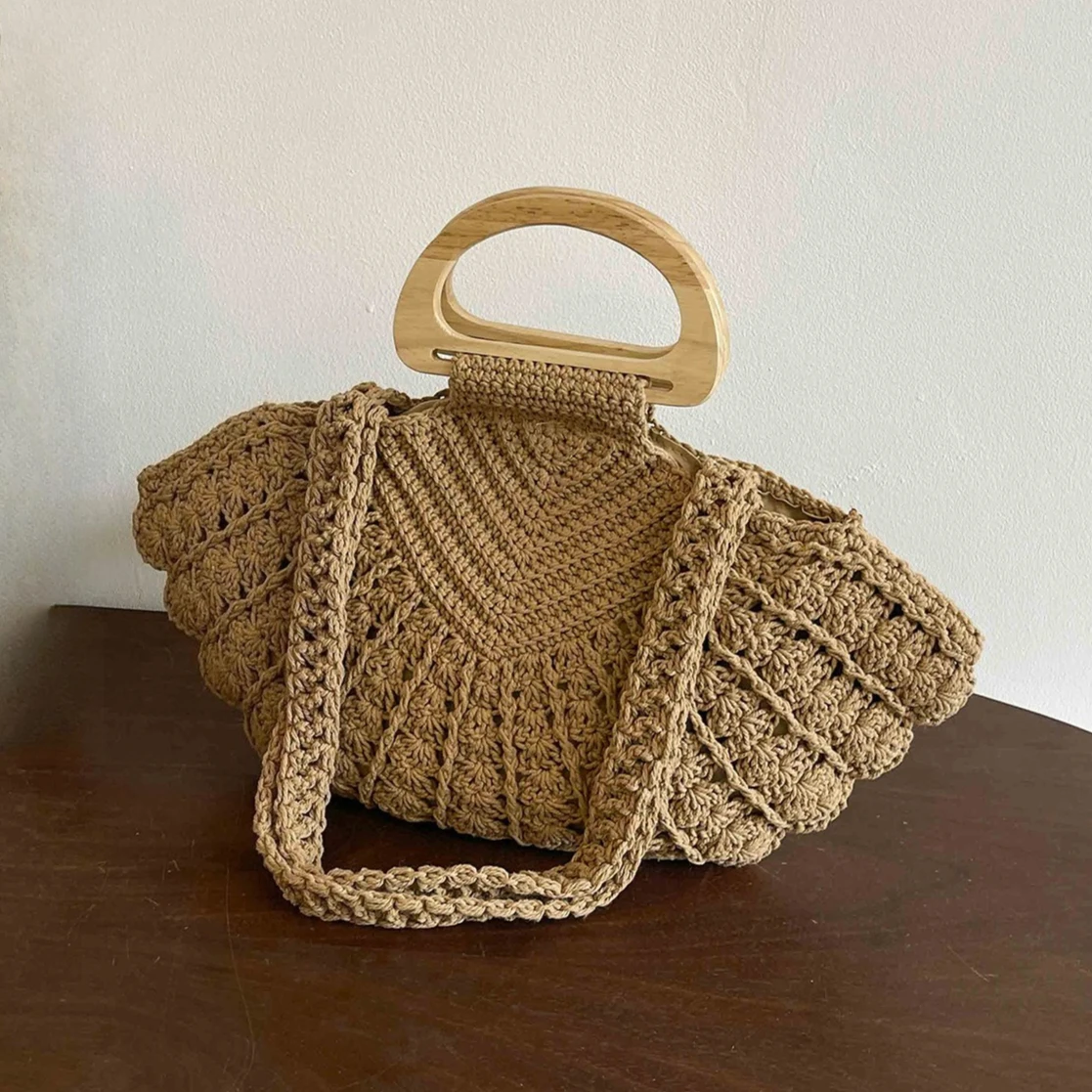 Летняя плетеная соломенная сумка для женщин, сумка-мессенджер с деревянной ручкой, ретро-стиль, маленькая богемная женская сумка через плечо.
Летняя плетеная соломенная сумка для женщин, сумка-мессенджер с деревянной ручкой, ретро-стиль, маленькая богемная женская сумка через плечо.