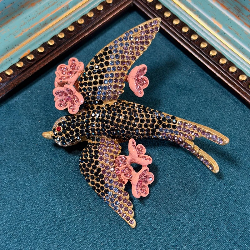 Vintage Bird And Flower Brooches For Woman Dress Party Luxury Brand Jewelry 2026 New Retro Style Accessories Wedding Gift New
Vintage Bird And Flower Brooches For Woman Dress Party Luxury Brand Jewelry 2026 New Retro Style Accessories Wedding Gift New