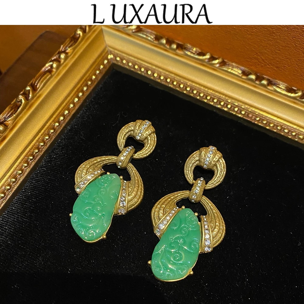 Vintage fashion classic green resin carved design paired with Bohemian women's accessory stud earrings
Vintage fashion classic green resin carved design paired with Bohemian women's accessory stud earrings