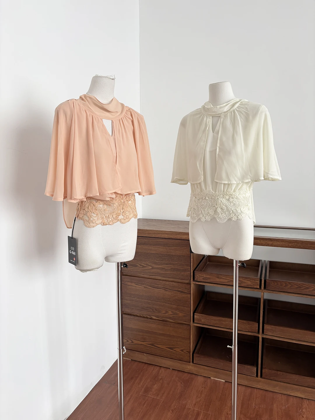 Elegant Gentle Style 2026 Summer New Women's Chiffon Shirt Sexy Slim Fit Lace Patchwork Shoulder Pad Casual Commute Style
Elegant Gentle Style 2026 Summer New Women's Chiffon Shirt Sexy Slim Fit Lace Patchwork Shoulder Pad Casual Commute Style