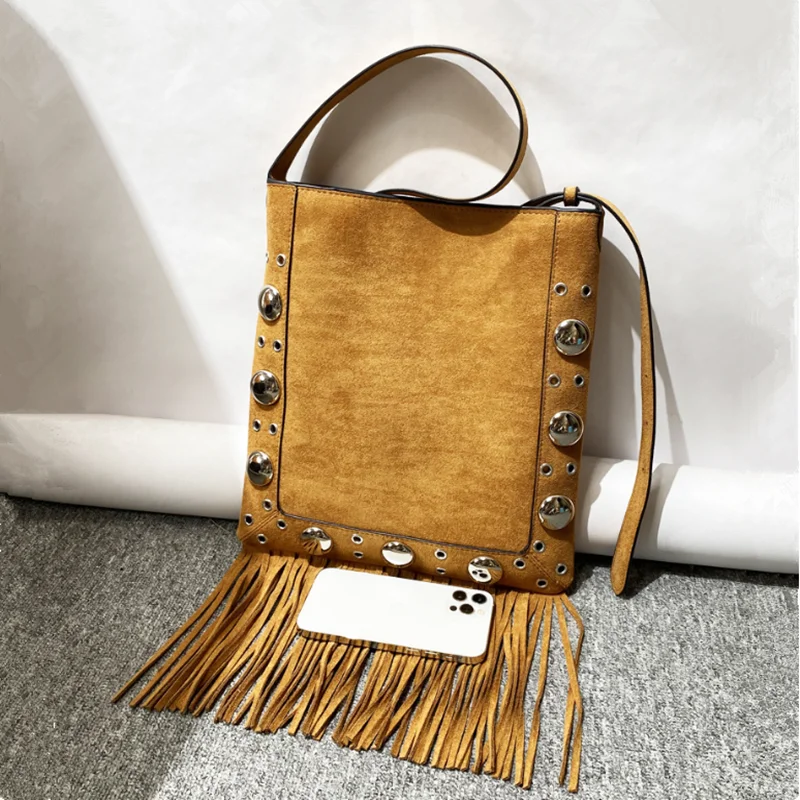 2025 Luxury Designer Vintage Faux Suede Women Messenger Bag Fashion Rivet Trim Tassel Underarm Shoulder Bag Willow Nail Handbag
2025 Luxury Designer Vintage Faux Suede Women Messenger Bag Fashion Rivet Trim Tassel Underarm Shoulder Bag Willow Nail Handbag