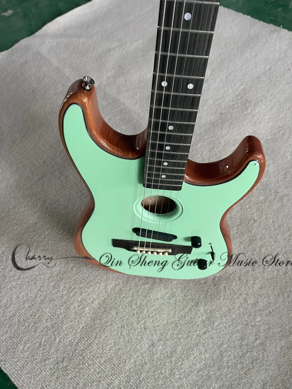 Гитара Hollow Guitar, цвет серф-грин, деревянный бридж, корпус из массива дерева, гриф из клёна, звукосниматель S, хромированная фурнитура.
Гитара Hollow Guitar, цвет серф-грин, деревянный бридж, корпус из массива дерева, гриф из клёна, звукосниматель S, хромированная фурнитура.