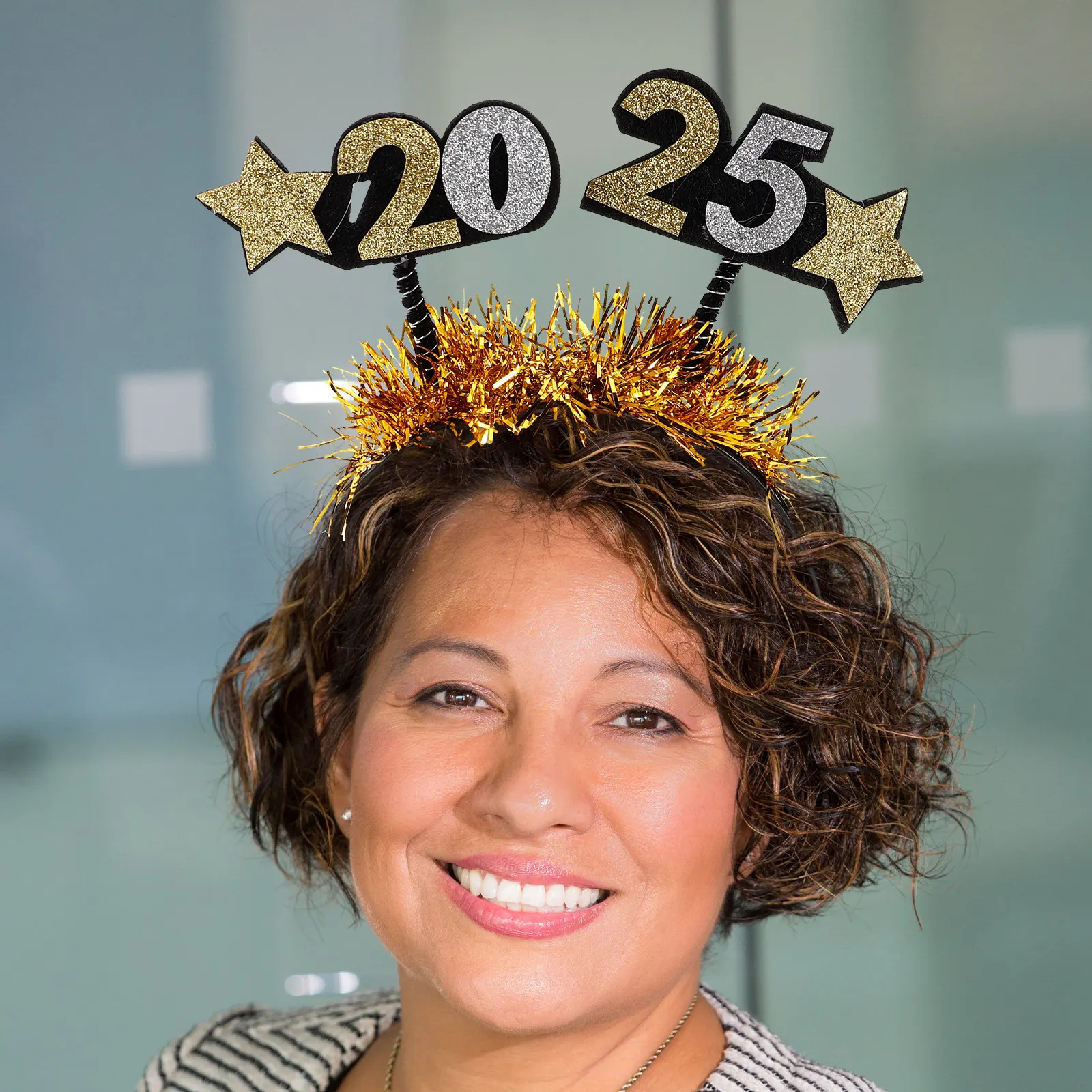 Набор из 4 праздничных повязок на голову «С Новым годом 2025» с блестящими звездами, пайетками и гирляндами для новогодних вечеринок, декораций и фотосессий
Набор из 4 праздничных повязок на голову «С Новым годом 2025» с блестящими звездами, пайетками и гирляндами для новогодних вечеринок, декораций и фотосессий