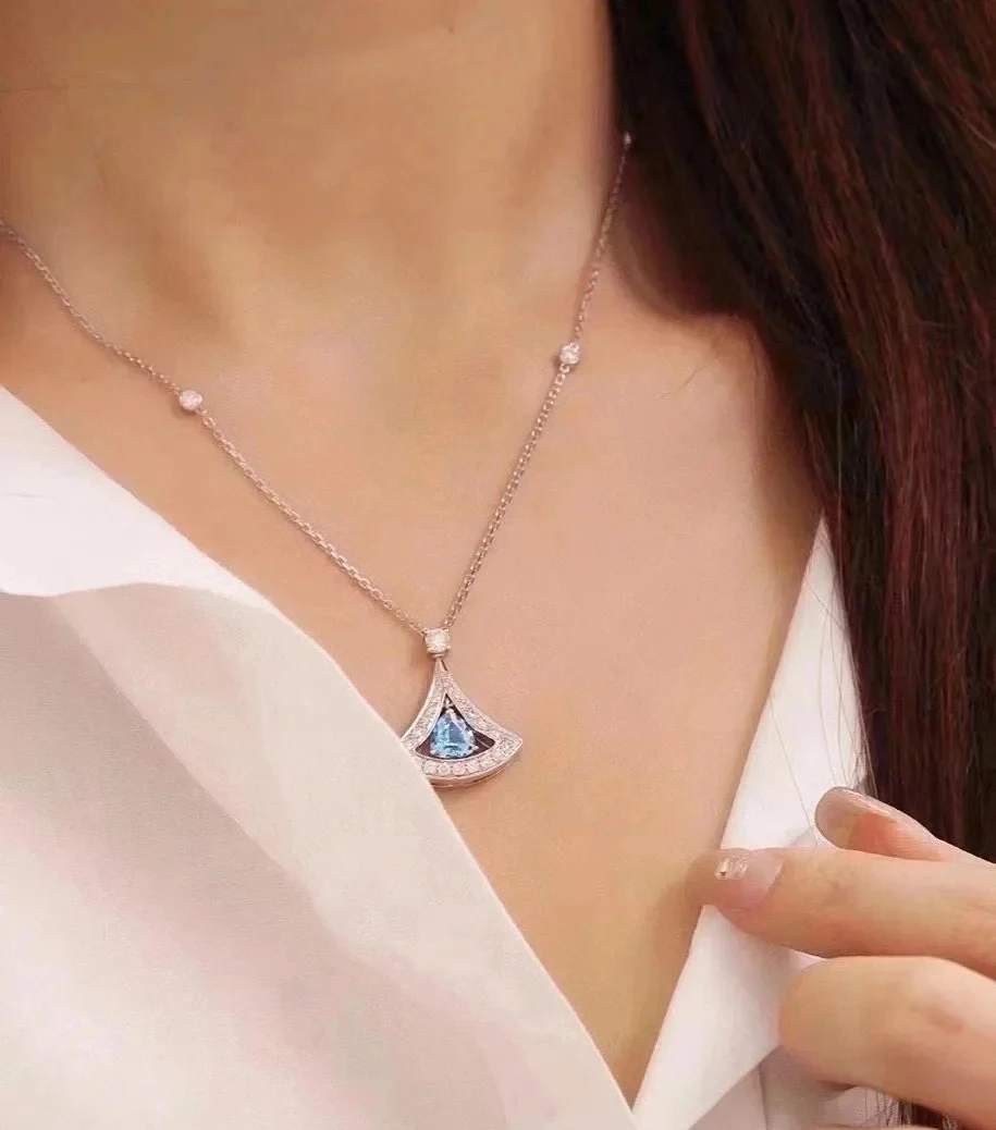 Pure silver S925 women's jewelry triangle skirt shaped hollow sweet necklace as a luxurious accessory gift for mother
Pure silver S925 women's jewelry triangle skirt shaped hollow sweet necklace as a luxurious accessory gift for mother