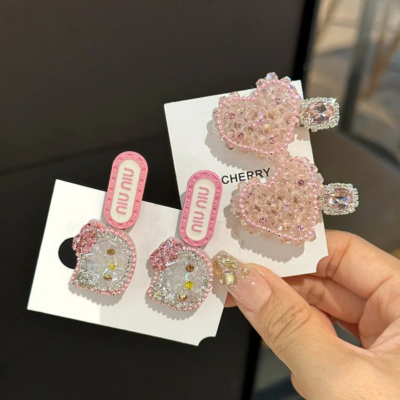 Sweet Hello Kitty Anime Kawaii Ins Fashion Crystal Hairpin Decoration Cute Cartoon Duck Beak Diamond Hair Clip Y2k Gifts for Kid
Sweet Hello Kitty Anime Kawaii Ins Fashion Crystal Hairpin Decoration Cute Cartoon Duck Beak Diamond Hair Clip Y2k Gifts for Kid