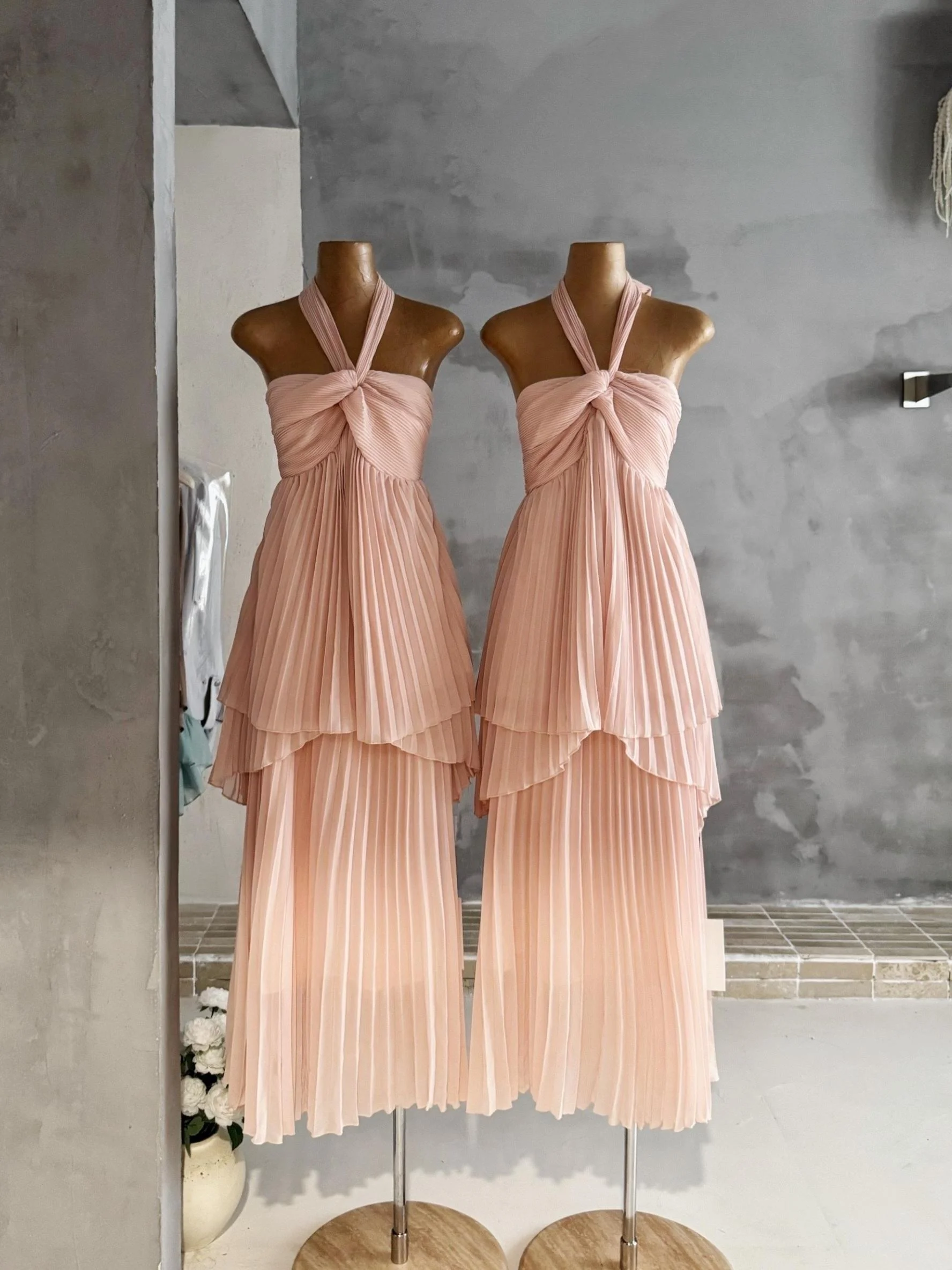 Monet Pure Color Halter Top Skirt Set Women's Summer Fashion Elegant Style Half-length Pleated Skirt Ensemble Two-piece Set
Monet Pure Color Halter Top Skirt Set Women's Summer Fashion Elegant Style Half-length Pleated Skirt Ensemble Two-piece Set