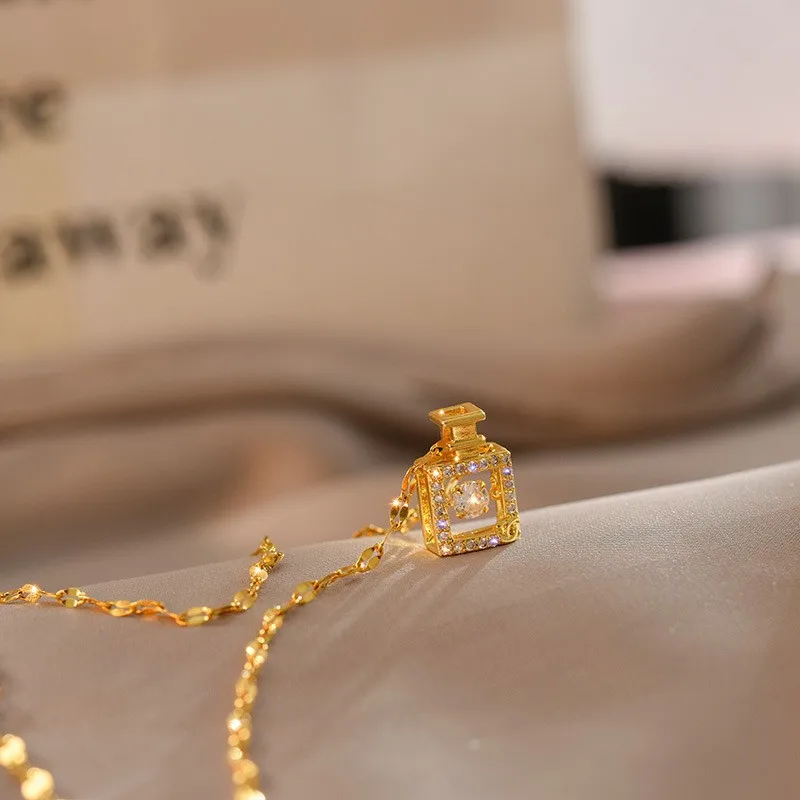 Новое модное и индивидуальное простое и элегантное колье с подвеской в корейском стиле из 18-каратного золота для женщин.
Новое модное и индивидуальное простое и элегантное колье с подвеской в корейском стиле из 18-каратного золота для женщин.