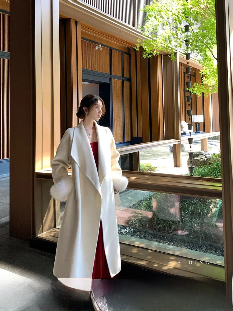 YOLI Zhang Yuli Initial Snow Moonlight – Женское зимнее шерстяное пальто свободного кроя с меховым воротником и длинными рукавами, в корейском стиле, прямого силуэта.
YOLI Zhang Yuli Initial Snow Moonlight – Женское зимнее шерстяное пальто свободного кроя с меховым воротником и длинными рукавами, в корейском стиле, прямого силуэта.