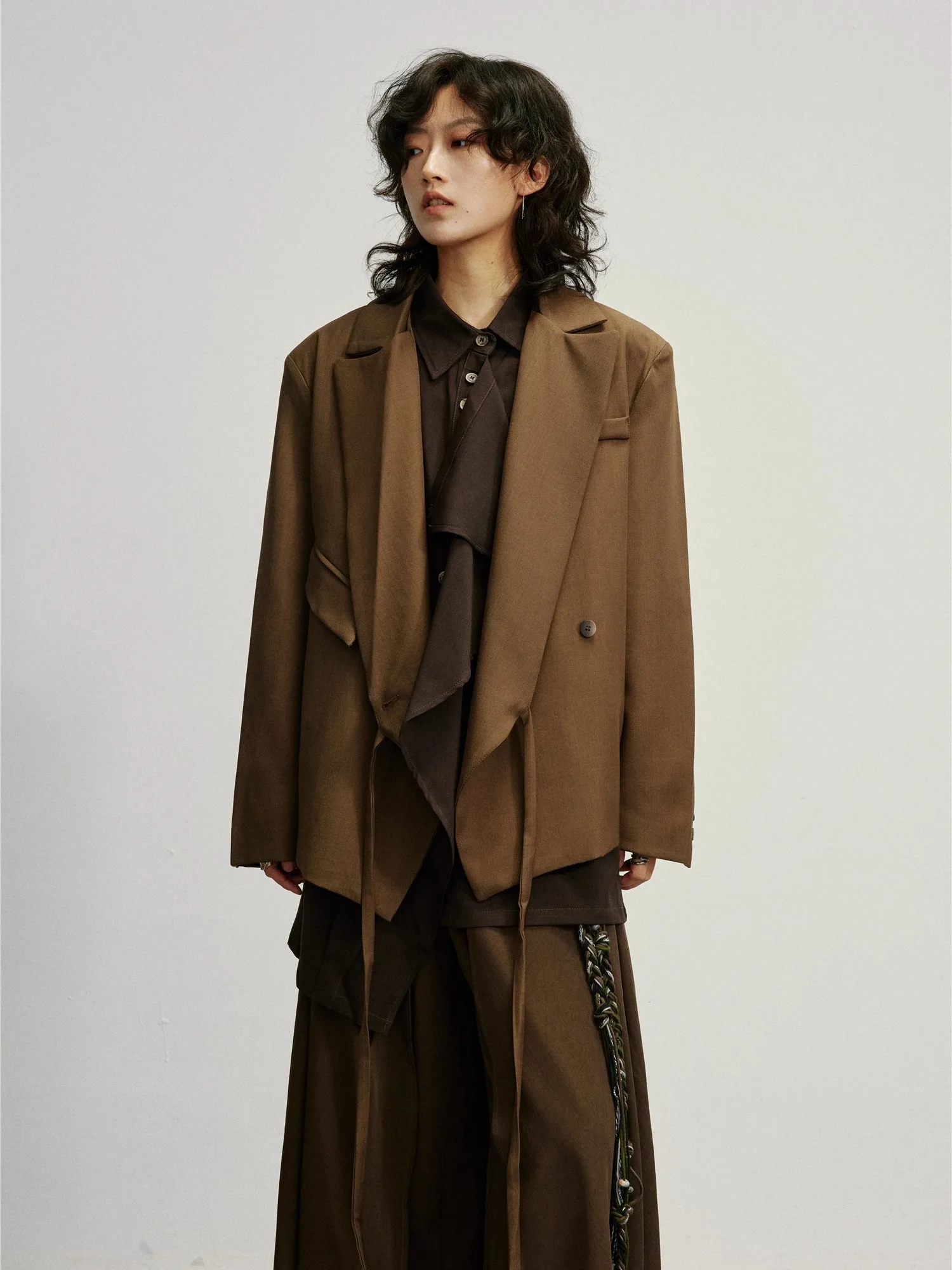 Minimalist Shoulder Pad Suit Jacket Asymmetrical Door Design Casual Daily Women's Fashion Polyester Fabric Long Sleeve Coat
Minimalist Shoulder Pad Suit Jacket Asymmetrical Door Design Casual Daily Women's Fashion Polyester Fabric Long Sleeve Coat
