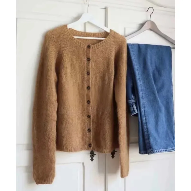 Osmanthus needle temperament 100 wool knitted cardigan women's spring and autumn short loose sweater bottom coat
Osmanthus needle temperament 100 wool knitted cardigan women's spring and autumn short loose sweater bottom coat