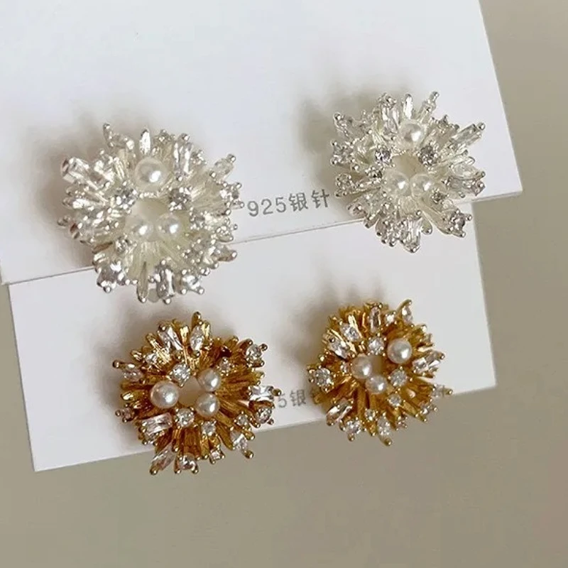 925 Silver Needle Retro Chic Zircon Pearl Hollow Flower Stud Earring for Women Fashion Jewelry High Luxury Accessories
925 Silver Needle Retro Chic Zircon Pearl Hollow Flower Stud Earring for Women Fashion Jewelry High Luxury Accessories