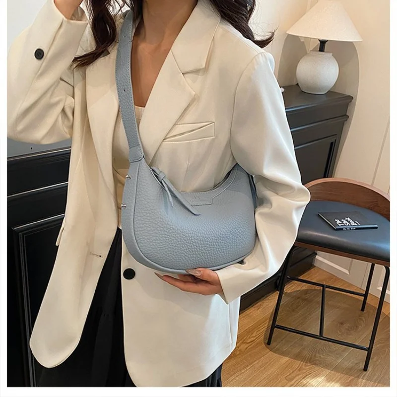 Trendy Elegant Messenger Bag For Women With Crossbody Function And High Quality Leather Material
Trendy Elegant Messenger Bag For Women With Crossbody Function And High Quality Leather Material