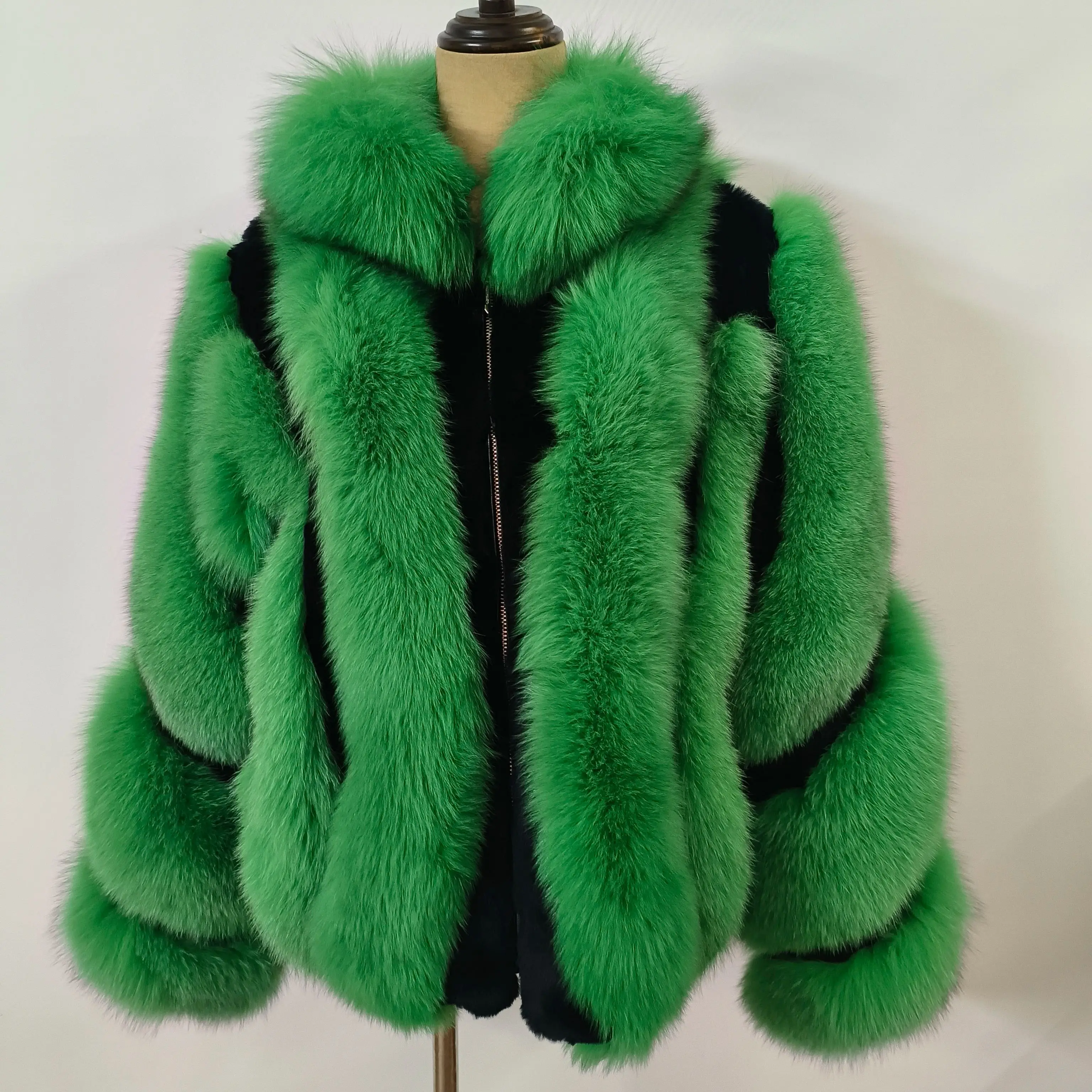 Hot Sales Short Thick Warm Natural Real Silver Fox Fur Outerwear Top Quality Luxury Real Fox Fur Coat Women Winter Jacket
Hot Sales Short Thick Warm Natural Real Silver Fox Fur Outerwear Top Quality Luxury Real Fox Fur Coat Women Winter Jacket