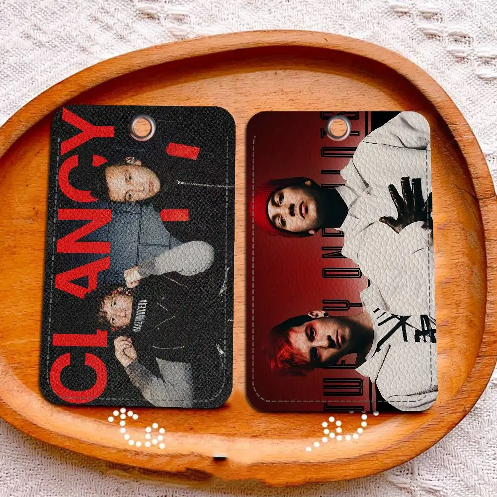 Популярный брелок-держатель T-Twenty One Pilots для карт доступа, проездных на автобус и банковских карт
Популярный брелок-держатель T-Twenty One Pilots для карт доступа, проездных на автобус и банковских карт