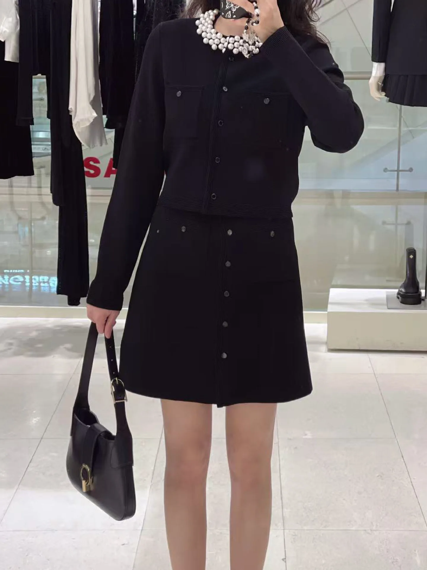 Half-body dress summer small perfume style new pearl collar long-sleeved short section knit shirt top cardigan half skirt woman
Half-body dress summer small perfume style new pearl collar long-sleeved short section knit shirt top cardigan half skirt woman