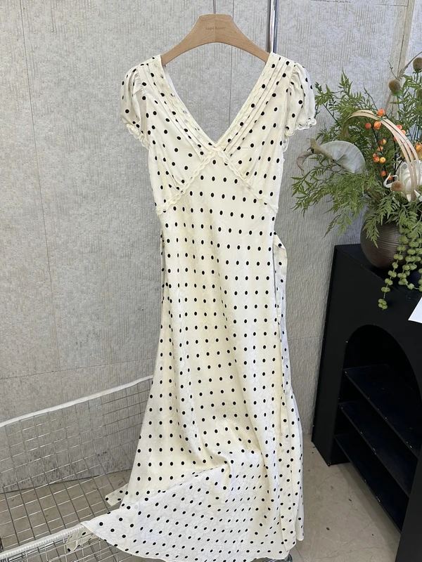 Elegant V-neck Pleated Long Dress Women's Summer 2026 Waist-cinching Back-tied French Style Casual Bubble Sleeve Dress
Elegant V-neck Pleated Long Dress Women's Summer 2026 Waist-cinching Back-tied French Style Casual Bubble Sleeve Dress