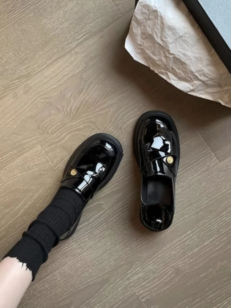 British Fashion Women's Loafers for Spring Autumn Shiny Leather Thick Sole Soft Bottom Slip-On Design Easy Comfort
British Fashion Women's Loafers for Spring Autumn Shiny Leather Thick Sole Soft Bottom Slip-On Design Easy Comfort