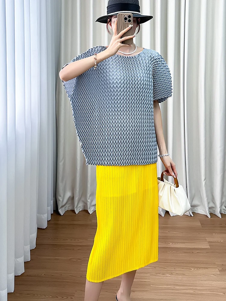 Summer Outfit Pleated Loose Commute Simple Short Sleeve Women's High Waist Skirt Set Elegant Casual Silk Top
Summer Outfit Pleated Loose Commute Simple Short Sleeve Women's High Waist Skirt Set Elegant Casual Silk Top
