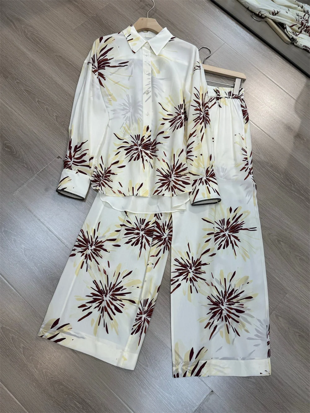 2026 Spring/Summer New Women's Collared Silk Printed Shirt with Silk Wide-Leg Pants Suit Stylish Versatile Casual 2 Piece Set
2026 Spring/Summer New Women's Collared Silk Printed Shirt with Silk Wide-Leg Pants Suit Stylish Versatile Casual 2 Piece Set