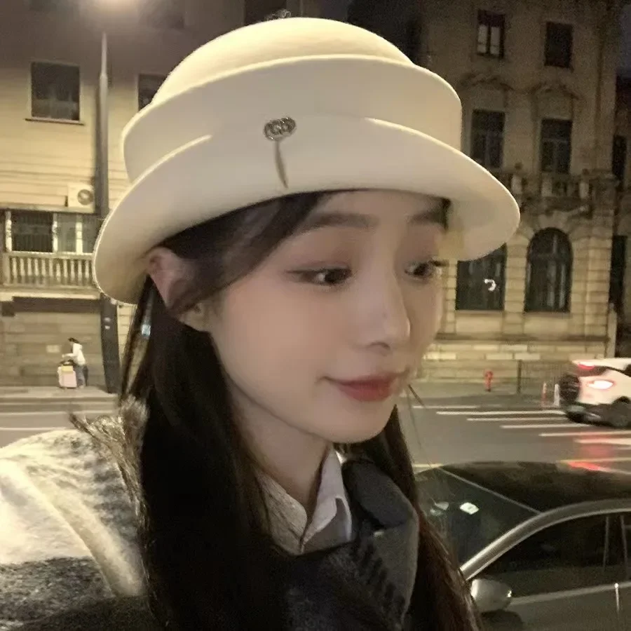 Classy Short Brimmed Woolen Bucket Hat for Fashion-Conscious Ladies Elegant Foldable Wool Fedoras with Vintage Glamour
Classy Short Brimmed Woolen Bucket Hat for Fashion-Conscious Ladies Elegant Foldable Wool Fedoras with Vintage Glamour