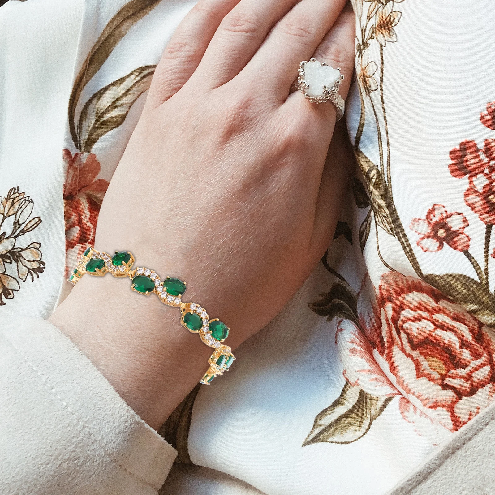 Chic Zircon Bracelet for Women Elegant Lightweight Bangle Jewelry for Special Occasions Birthday Anniversary Gift Idea
Chic Zircon Bracelet for Women Elegant Lightweight Bangle Jewelry for Special Occasions Birthday Anniversary Gift Idea