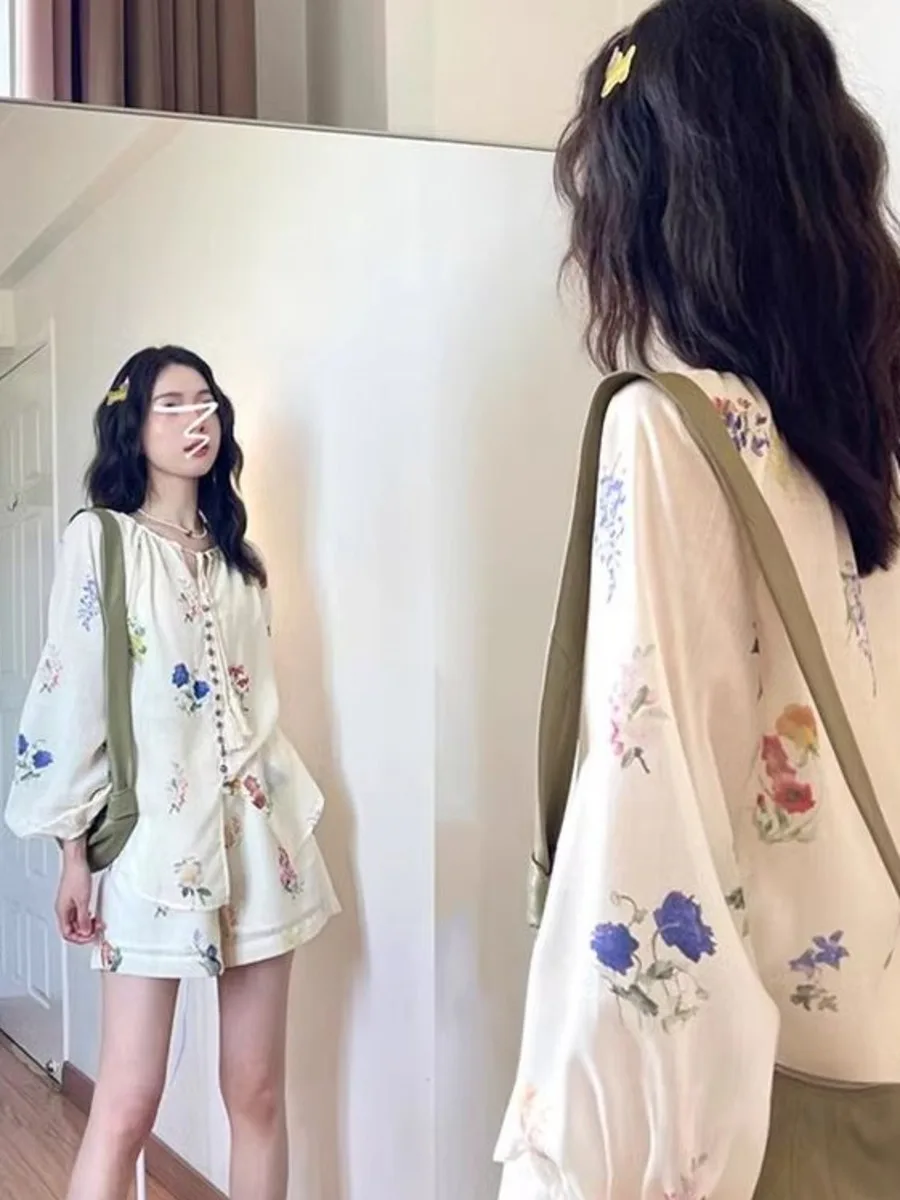 Vintage Floral Print Shirt & Shorts Set Women Waist-Cinching Boho Two-Piece Outfit Lazy Chic Style for Beach Vacations, Casual
Vintage Floral Print Shirt & Shorts Set Women Waist-Cinching Boho Two-Piece Outfit Lazy Chic Style for Beach Vacations, Casual