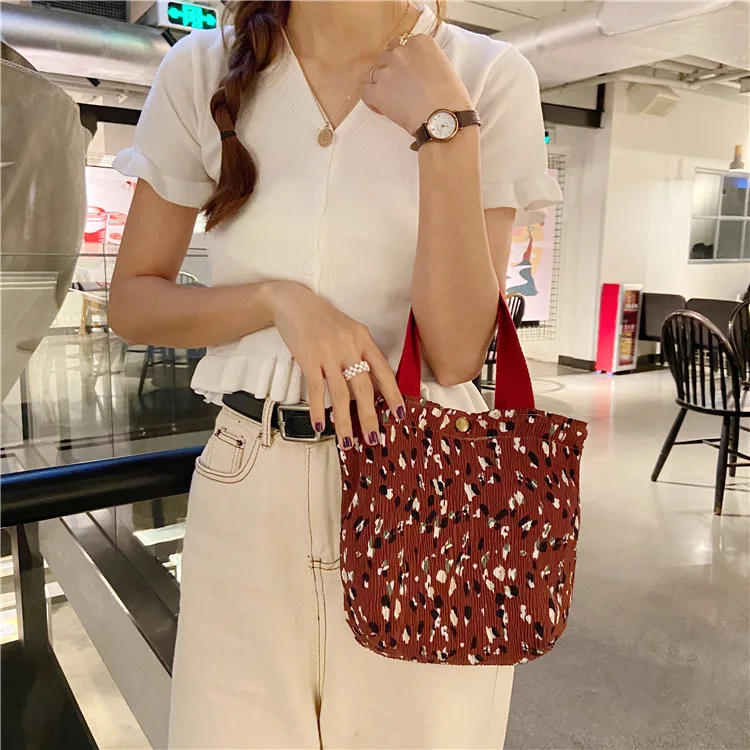 Adorable Fre Sle Small Cloth Handbag Women's Pleated Fabric Printed Lunch Bag New 2025 Faion Trend Canvas Leather
Adorable Fre Sle Small Cloth Handbag Women's Pleated Fabric Printed Lunch Bag New 2025 Faion Trend Canvas Leather