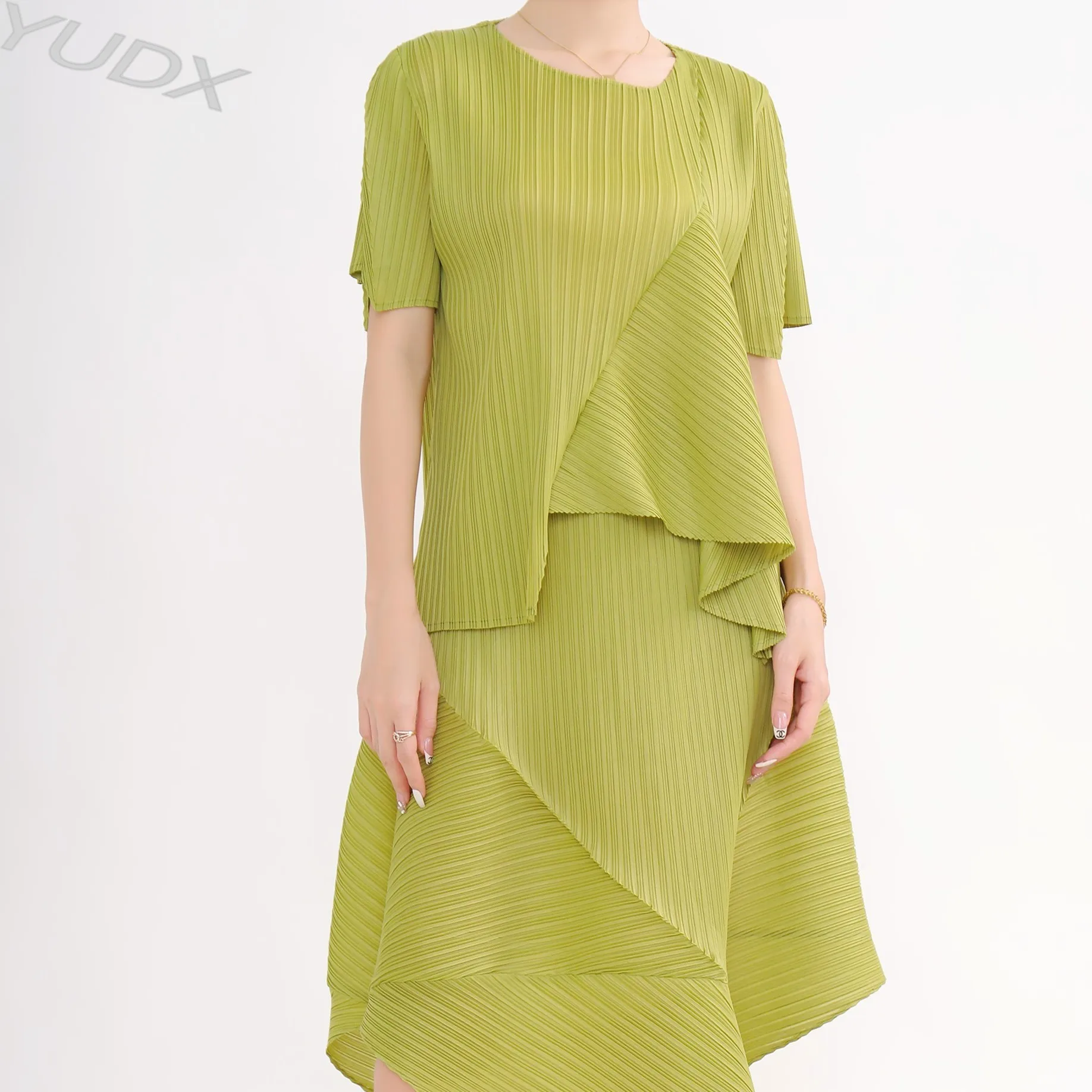 Miyake Pleated 2-piece Short-sleeved Round Neck Irregular Suit 2023 Early Fall New Models Splicing Models Fashion Two-piece Set
Miyake Pleated 2-piece Short-sleeved Round Neck Irregular Suit 2023 Early Fall New Models Splicing Models Fashion Two-piece Set