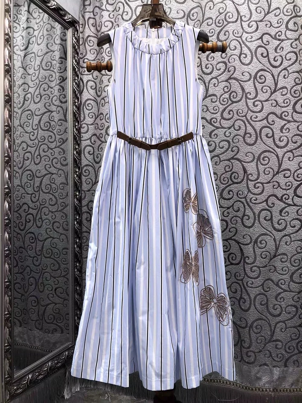 100%Cotton Dress 2026 Summer Fashion Style Women Striped Print Luxurious Embroidery Belt Deco Sleeveless Casual Long Maxi Dress
100%Cotton Dress 2026 Summer Fashion Style Women Striped Print Luxurious Embroidery Belt Deco Sleeveless Casual Long Maxi Dress